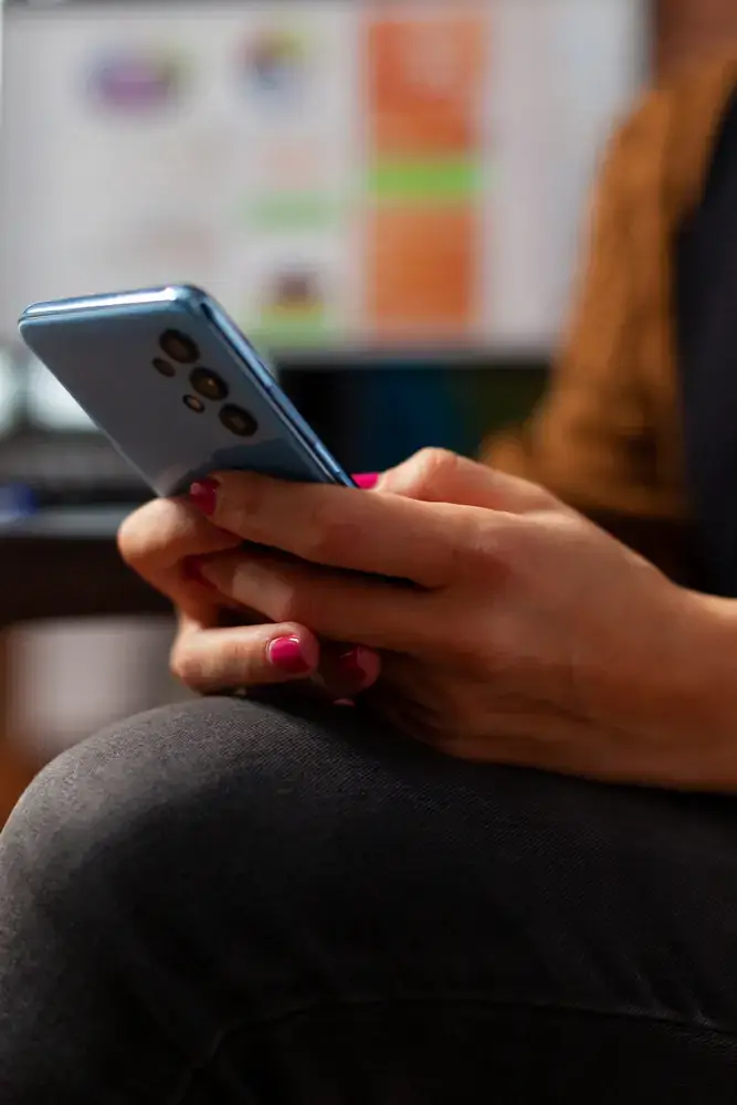 Personne qui appelle avec son téléphone